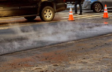 Kentsel yol yapım aşamasında olduğunu sarı silindir asfaltlama