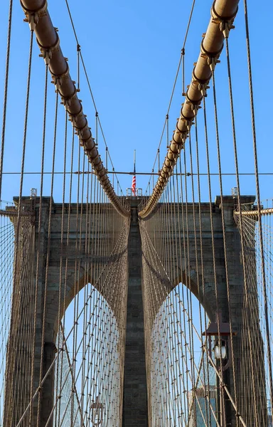 Nova Iorque Brooklyn Bridge em Manhattan close-up com arranha-céus — Fotografia de Stock