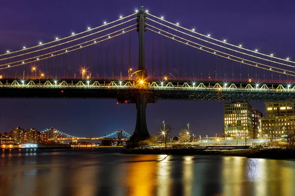 Silhouet van Manhattan Skyline van Manhattan Bridge bij nacht — Stockfoto