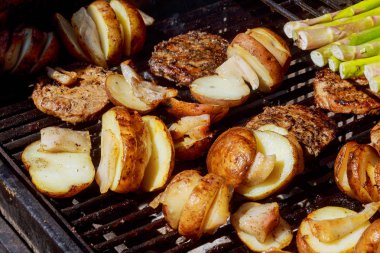 Patates ve et şiş Barbekü ızgara kavrulmuş