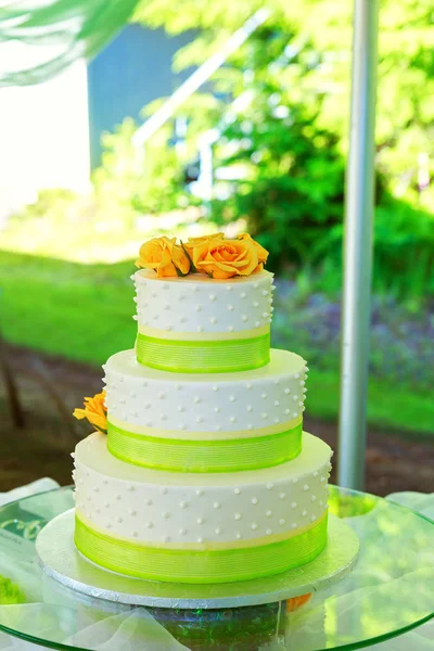 Tort de nunta si buchete pe masa — Fotografie, imagine de stoc