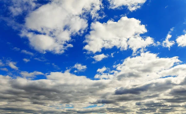 広大な青空と雲の空 — ストック写真