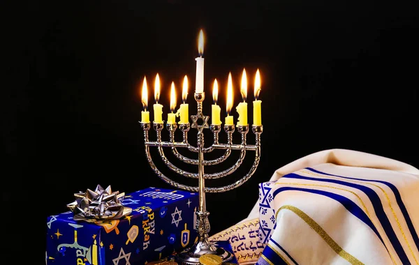 Image basse clé de vacances juives Hanoukka fond avec menorah traditionnelle — Photo