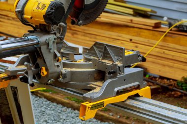 Ahşap tahta kesim daire testere ile Emanet giyen marangoz