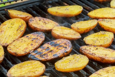 Patates ve et şiş Barbekü ızgara kavrulmuş