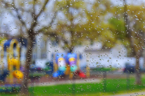 Kapka deště na okenní sklo s pozadím strom rozostření — Stock fotografie