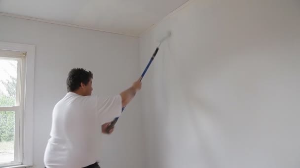 Close-up de mão trabalhador profissional segurando rolo de pintura suja — Vídeo de Stock