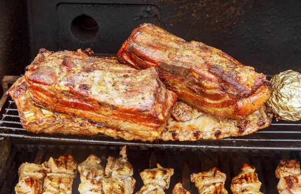 Hickory geräucherter Speck auf dem Grill — Stockfoto