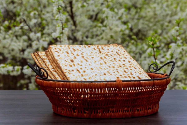 Trasfondo de la Pascua. matzoh fiesta judía pan mesa de madera —  Fotos de Stock