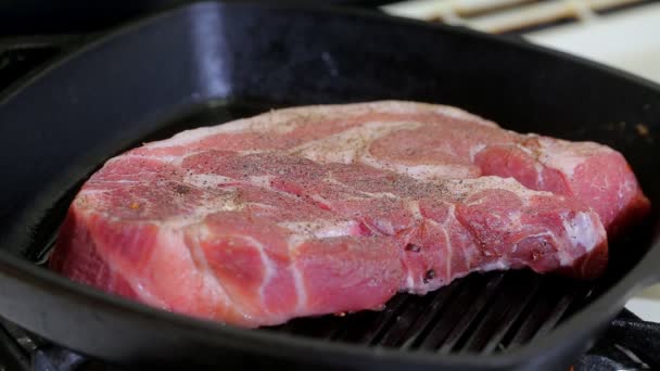 Grande pezzo di carne di manzo fresca preparata su una padella alla griglia. — Video Stock