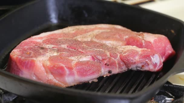 Grilled pork steak in an iron pan — Stock Video