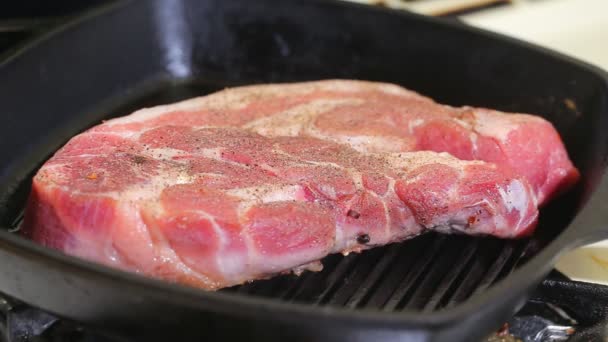 Gegrilltes Schweinesteak in einer eisernen Pfanne — Stockvideo