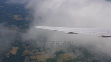 Bulutların üzerinde hava yoluyla seyahat. Bir uçak pencereden görüntüleyin. Uçan Akdeniz