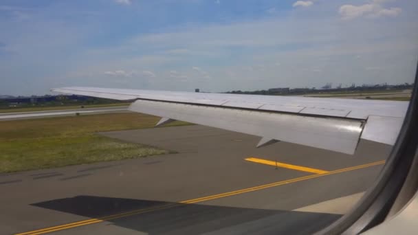 Vliegtuig vertrekken uit Newark Nj International Airport. — Stockvideo