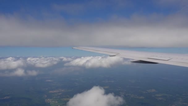 Viajando por aire. Vista a través de un avión — Vídeos de Stock
