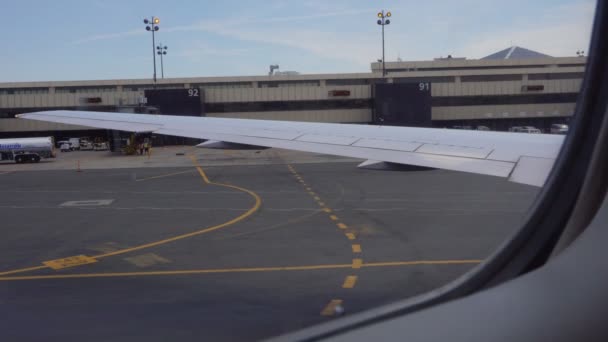 ニュージャージー州ニューアーク空港から出発する飛行機. — ストック動画