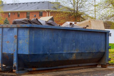 Akan Dumpsters çöple dolu olmak