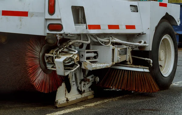 Limpeza de ruas da cidade com a ajuda da máquina de colheita — Fotografia de Stock