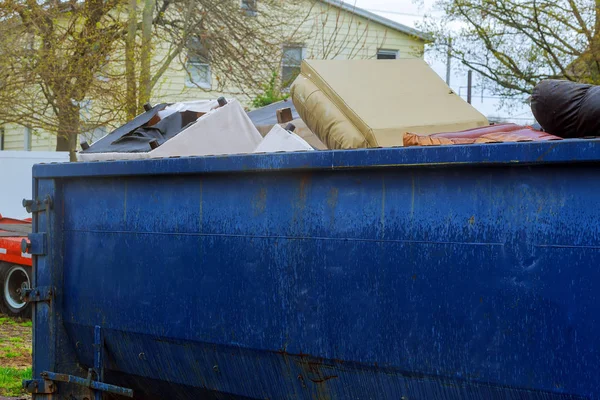 Na przepływające Dumpsters jest pełna śmieci — Zdjęcie stockowe