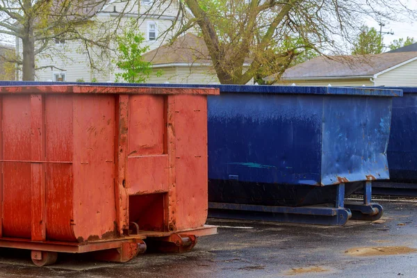 Промисловий контейнер для сміття на будівельному майданчику — стокове фото