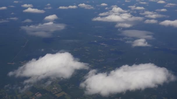 Voler à travers les nuages blancs le jour — Video