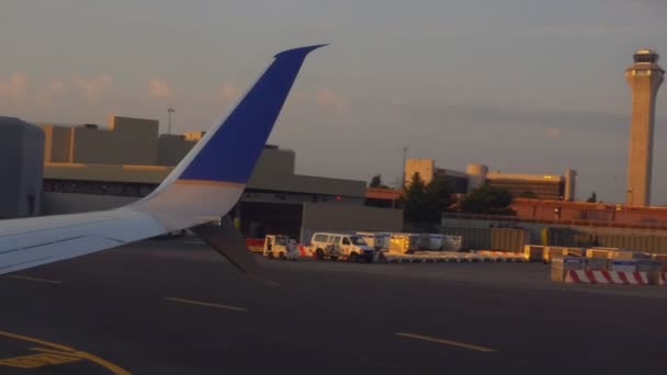 Flugzeug mit Abflug vom internationalen Flughafen Newark nj. — Stockvideo