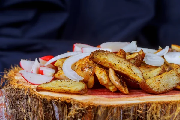 Жареный картофель с грибами на деревянном фоне — стоковое фото