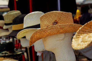 Bir sokak pazarında Satılık şapka görüntülemek.