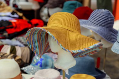 Yerel bir pazarda Satılık Bayan şapka.