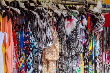 kullanılan renkli yaşlı bir erkek giysiler piyasada Satılık