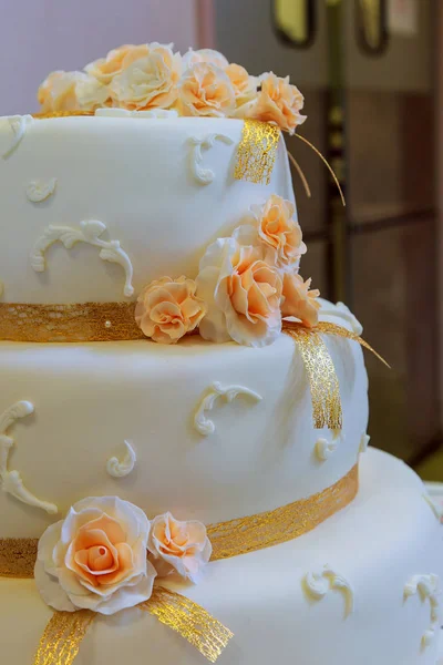 Bolo de casamento branco — Fotografia de Stock