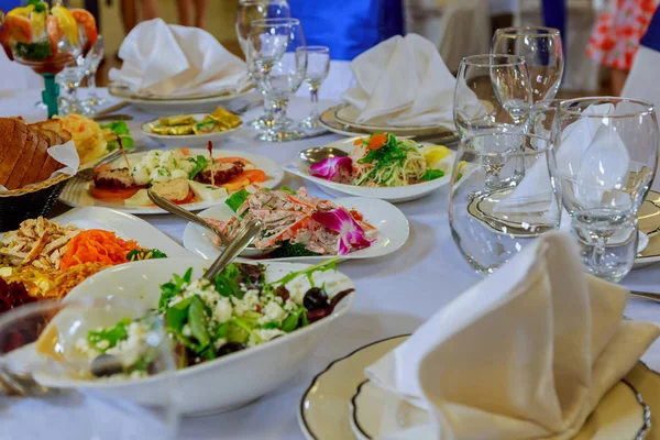 Conjunto de mesa para la boda u otra cena de evento abastecido — Foto de Stock