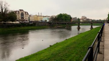 Uzhgorod, Ukrayna - 27 Nisan 2017: Uzhgorod bahar Nehri Uzh Avrupa kenti