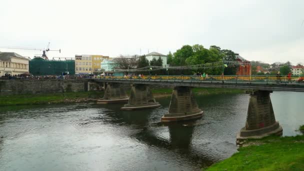 Uzhgorod, ukraine - 27. april 2017 Ansicht der Brücke über den Fluss uzh bei uzhgorod, transkarpatien, ukraine europa — Stockvideo