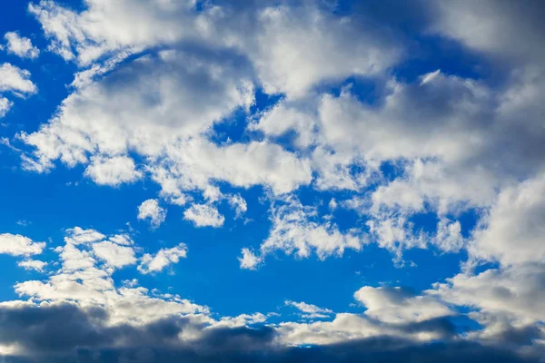 広大な青空と雲の空 — ストック写真