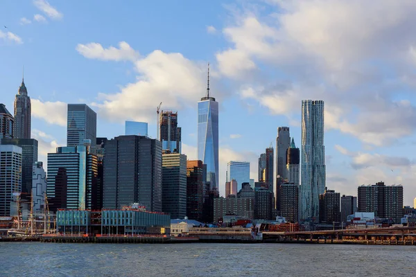 The Manhattan Skyline from, New York . — стоковое фото