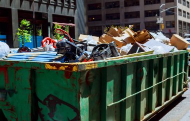 New York City Manhattan konteyner akan dumpsters çöp ile dolu olmak