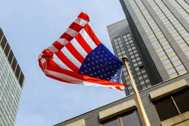 Mavi gökyüzüne karşı Amerikan bayrağı
