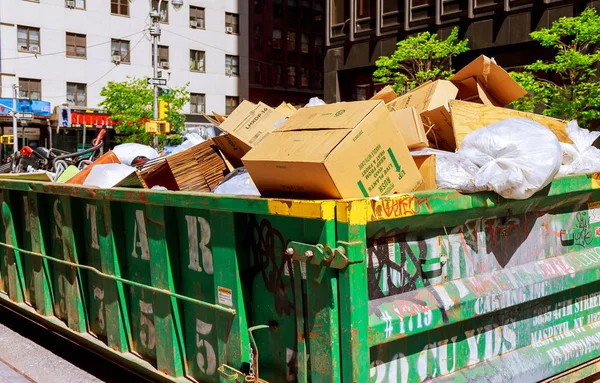 Нью-Йорк Сити Манхэттен из-за мусорных контейнеров — стоковое фото