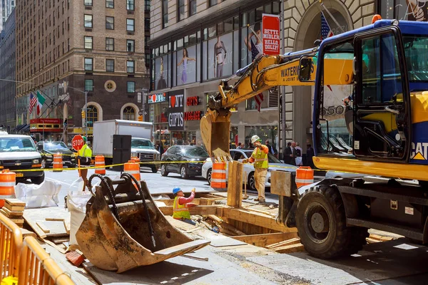 NUEVA YORK CITY, Estados Unidos - 04, 2017: Obras de carretera en Manhattan, Nueva York Construcción de carreteras —  Fotos de Stock