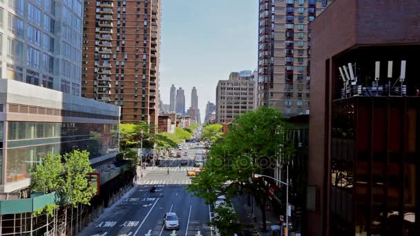 НЬЮ-ЙОРК Сити, США - 04, 2017: Манхэттенские дороги с высоты 8 Авеню Нью-Йорк, США . — стоковое видео