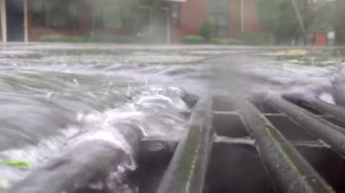 şiddetli yağmur su birikintileri ve yağmur damlaları-yağmur damlaları ve dalgaların yüzey yolda - kırsal manzara doğal arka planlar