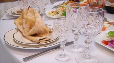 Güzel çiçekler, mumlar, tabak ve peçeteler düğün için tablo kümesi veya başka bir olay Restoran dekore edilmiş