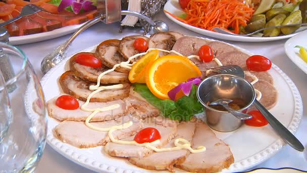 Geserveerd voor bankettafel. Wijnglazen met servetten, glazen en salades. — Stockvideo