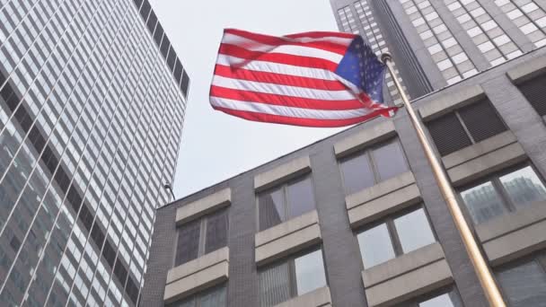 American flag against bright blue sky — Stock Video