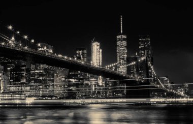 BW fotoğraf Brooklyn Köprüsü ve Manhattan Skyline gece, New York City