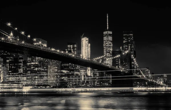 Фото BW Brooklyn Bridge and Manhattan Skyline Night, Нью-Йорк — стоковое фото