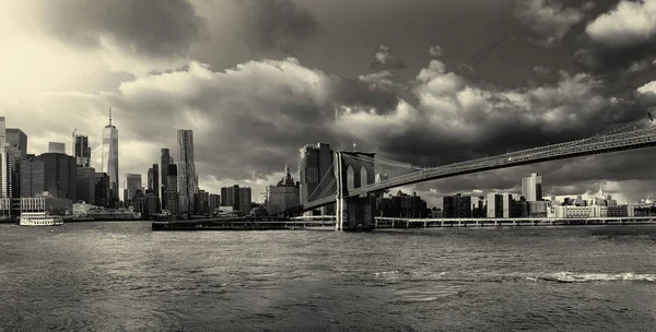 BW fénykép a Brooklyn-híd és a New York-i Manhattan látképének. — Stock Fotó