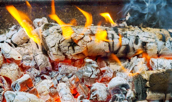 Verkohltes Holz und helle Flammen dunkler Hintergrund — Stockfoto