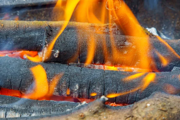 Torno ardente de madeira em uma lareira close-up — Fotografia de Stock